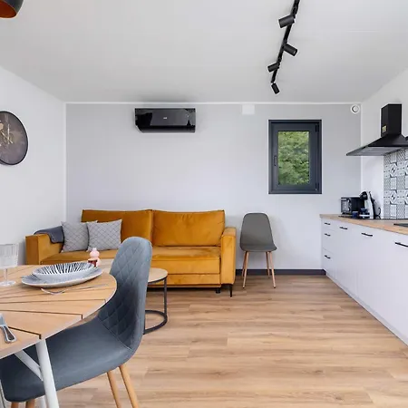 Sarnia Hq Container House In With Garden And Air Conditioning By Renters بيت للعطل