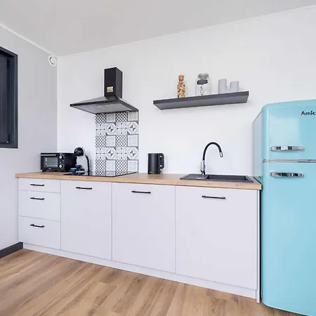 Sarnia Hq Container House In With Garden And Air Conditioning By Renters بيت للعطل