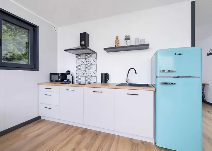 Sarnia Hq Container House In With Garden And Air Conditioning By Renters بيت للعطل