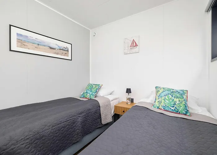 Sarnia Hq Container House In With Garden And Air Conditioning By Renters بيت للعطل *