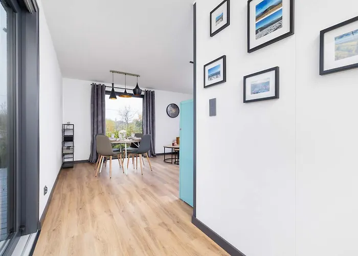 بيت للعطل Sarnia Hq Container House In With Garden And Air Conditioning By Renters بييلسكو بياوا